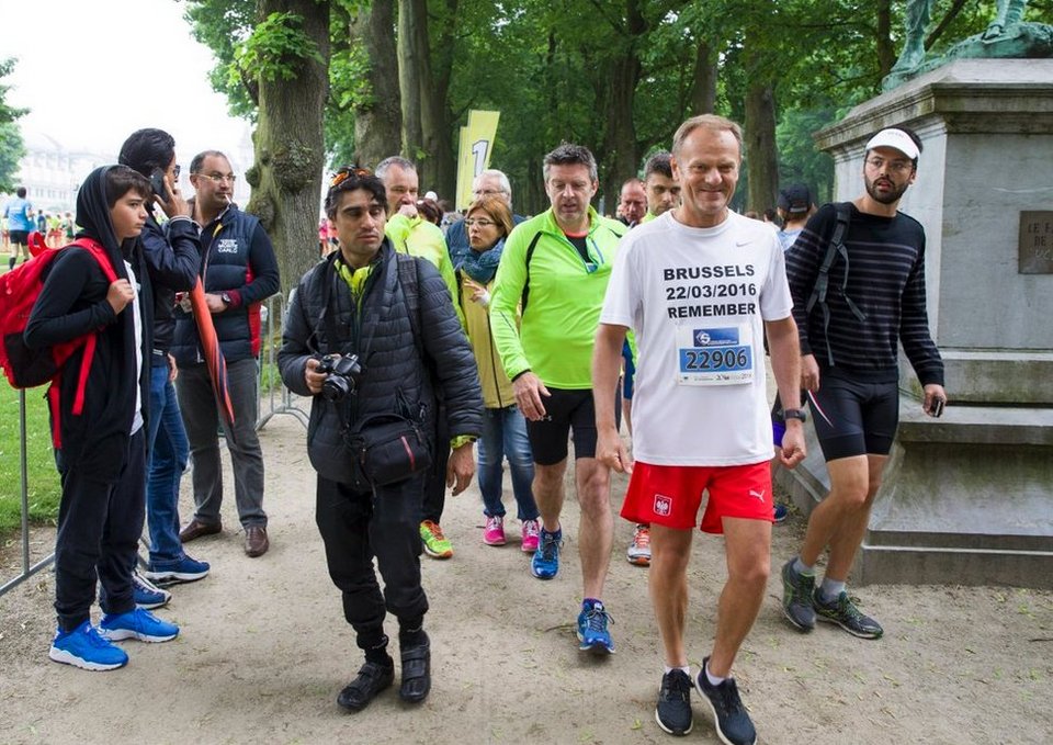 Ο Τουσκ με σορτσάκι & αθλητικά παπούτσια -Ετρεξε στη μνήμη των θυμάτων στις Βρυξέλλες [εικόνες] | iefimerida.gr 3