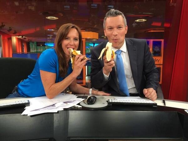 Είμαστε όλοι μαϊμούδες -Από ποδοσφαιριστές, μέχρι πρωθυπουργοί με μία μπανάνα στο χέρι, κατά του ρατσισμού [εικόνες] | iefimerida.gr 5