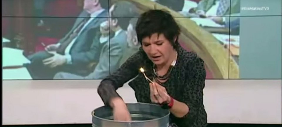 Δημοσιογράφος καίει ζωντανά το Σύνταγμα -Σάλος στην Ισπανία [εικόνες] | iefimerida.gr 0