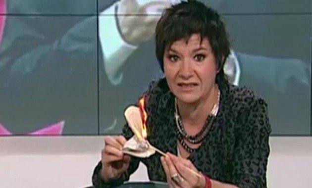 Δημοσιογράφος καίει ζωντανά το Σύνταγμα -Σάλος στην Ισπανία [εικόνες] | iefimerida.gr 1