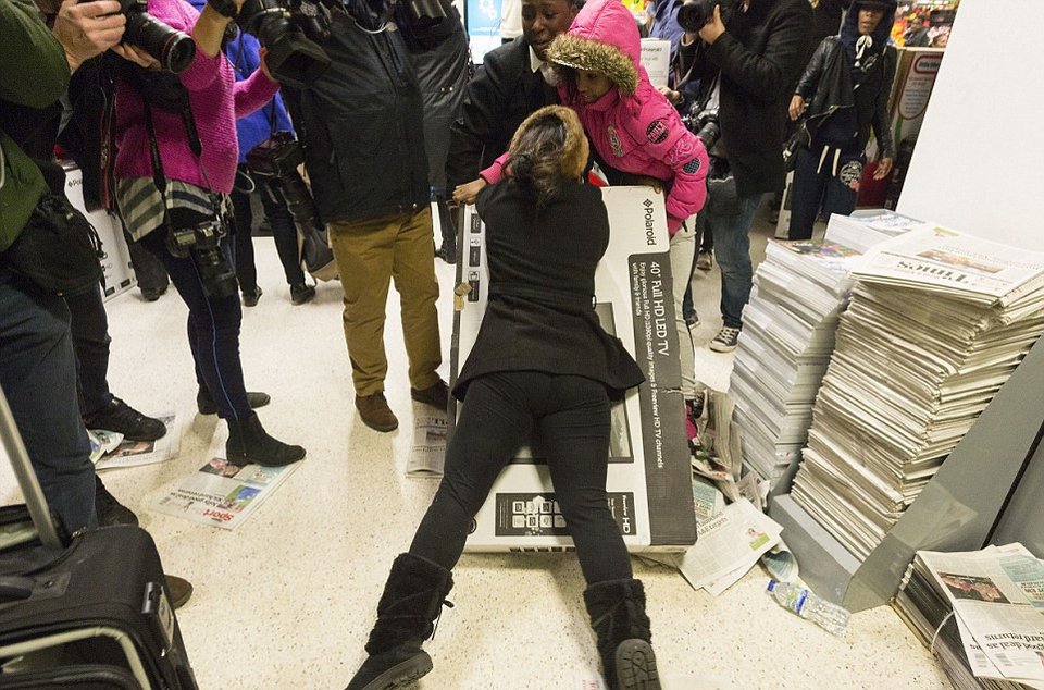 Βρετανία: Πανικός στα πολυκαταστήματα λόγω Black Friday -Συλλήψεις καταναλωτών [εικόνες] | iefimerida.gr 0