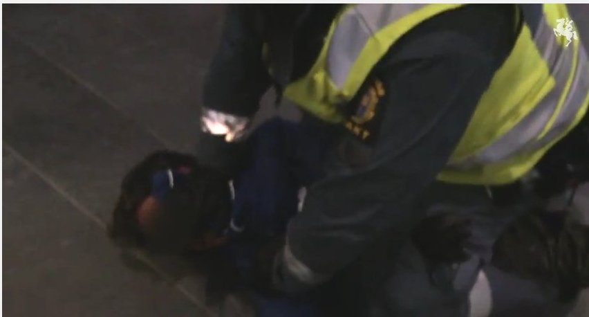 Φρίκη στην Σουηδία: Αστυνομικός χτυπάει βάναυσα 9χρονο μετανάστη επειδή δεν επικύρωσε εισιτήριο [εικόνες&βίντεο] | iefimerida.gr 0