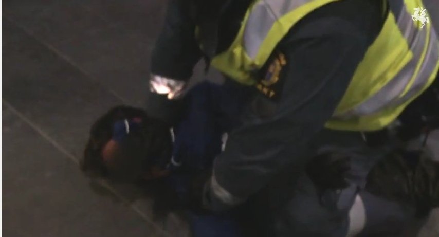 Φρίκη στην Σουηδία: Αστυνομικός χτυπάει βάναυσα 9χρονο μετανάστη επειδή δεν επικύρωσε εισιτήριο [εικόνες&βίντεο] | iefimerida.gr 1