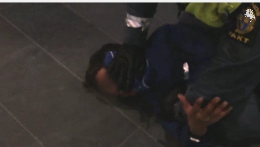 Φρίκη στην Σουηδία: Αστυνομικός χτυπάει βάναυσα 9χρονο μετανάστη επειδή δεν επικύρωσε εισιτήριο [εικόνες&βίντεο] | iefimerida.gr 3