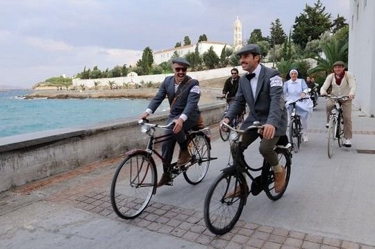 Αγώνας ποδηλάτου με ρούχα εποχής -Σικάτοι και χίπστερ στο Tweed Run στις Σπέτσες [εικόνες] | iefimerida.gr 2