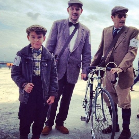 Αγώνας ποδηλάτου με ρούχα εποχής -Σικάτοι και χίπστερ στο Tweed Run στις Σπέτσες [εικόνες] | iefimerida.gr 3