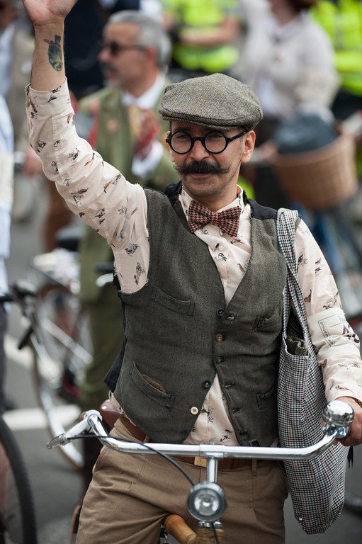 Αγώνας ποδηλάτου με ρούχα εποχής -Σικάτοι και χίπστερ στο Tweed Run στις Σπέτσες [εικόνες] | iefimerida.gr 8