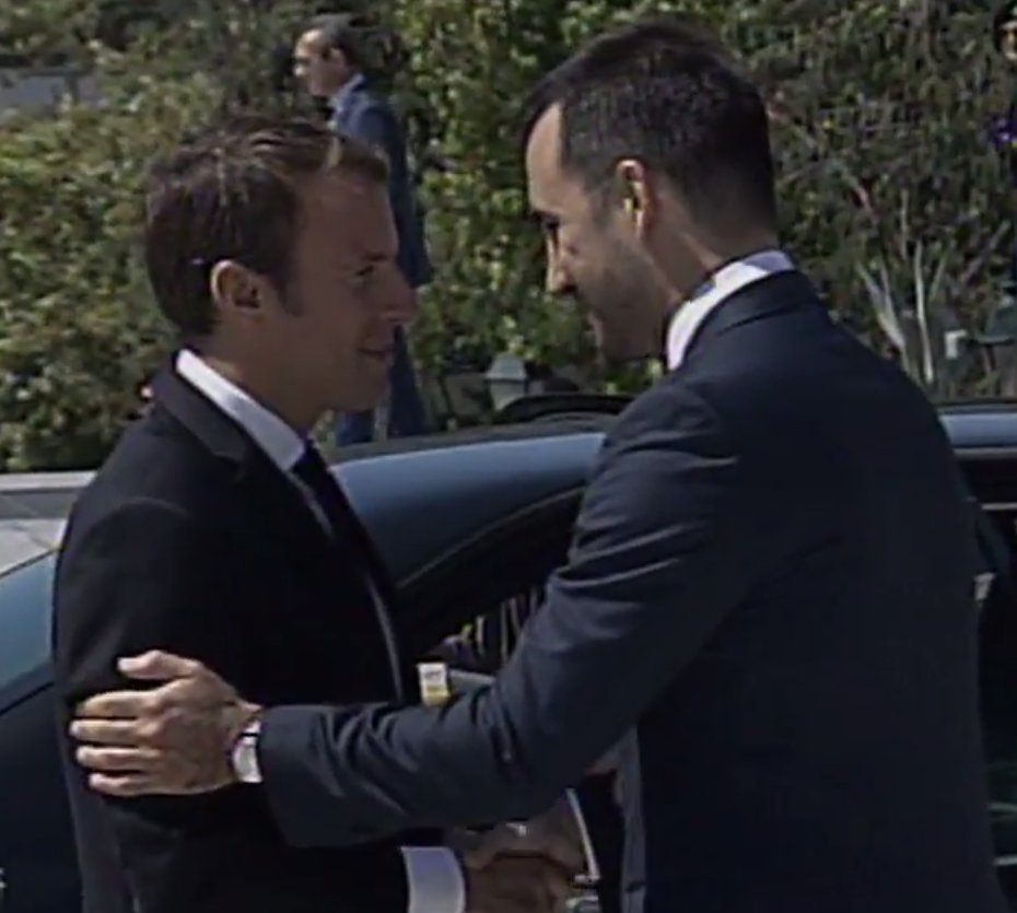 Το Twitter υποδέχθηκε τον Μακρόν με συμπάθεια: Αντε να πάρει την ΕΥΔΑΠ, να πούμε το νερό Εβιάν! [εικόνες] | iefimerida.gr 0