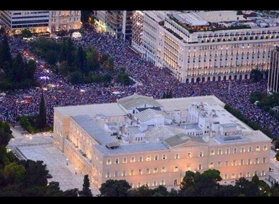 Το Τwitter οργίζεται: «Ο ΣΥΡΙΖΑ κάνει πράξη ό,τι υποσχέθηκε. Μας έβγαλε από το Μνημόνιο» | iefimerida.gr 1