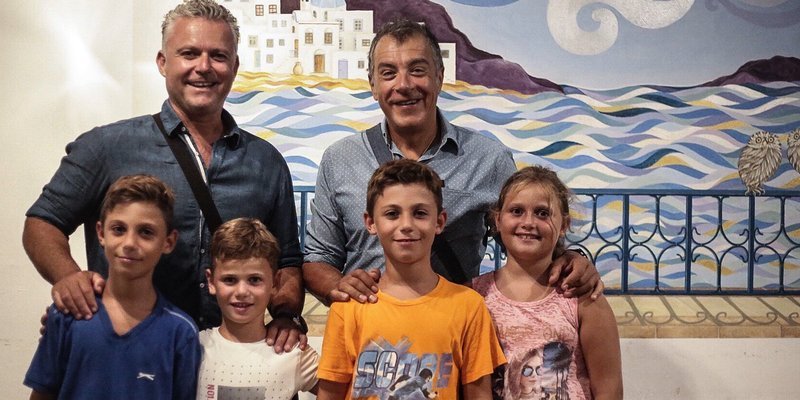 Η περιοδεία Θεοδωράκη στους Λειψούς και η φωτογραφία με τον δήμαρχο και τα... 4 παιδιά του [εικόνα] | iefimerida.gr 0