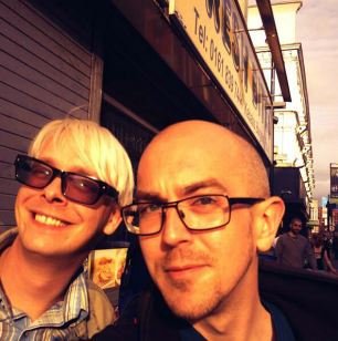 Βρετανός γνωρίζει από κοντά έναν-έναν τους 120.000 εικονικούς του φίλους στο Twitter [εικόνες] | iefimerida.gr 1