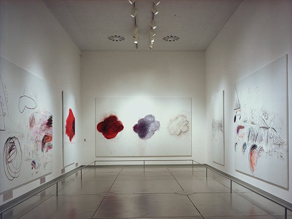 Εργα του καινοτόμου Cy Twombly πλάι σε αρχαία ελληνικά αγάλματα [εικόνες]  | iefimerida.gr 2