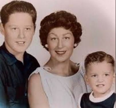 O «καυτός» ανιψιός της Χίλαρι Κλίντον, νέο ατού για τις εκλογές [εικόνες] | iefimerida.gr 8