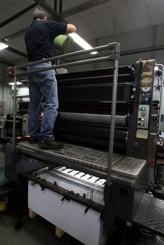 Δουλεύουν μέρα νύχτα στο Εθνικό Τυπογραφείο για να τυπώσουν τα ψηφοδέλτια του δημοψηφίσματος [εικόνες] | iefimerida.gr 4