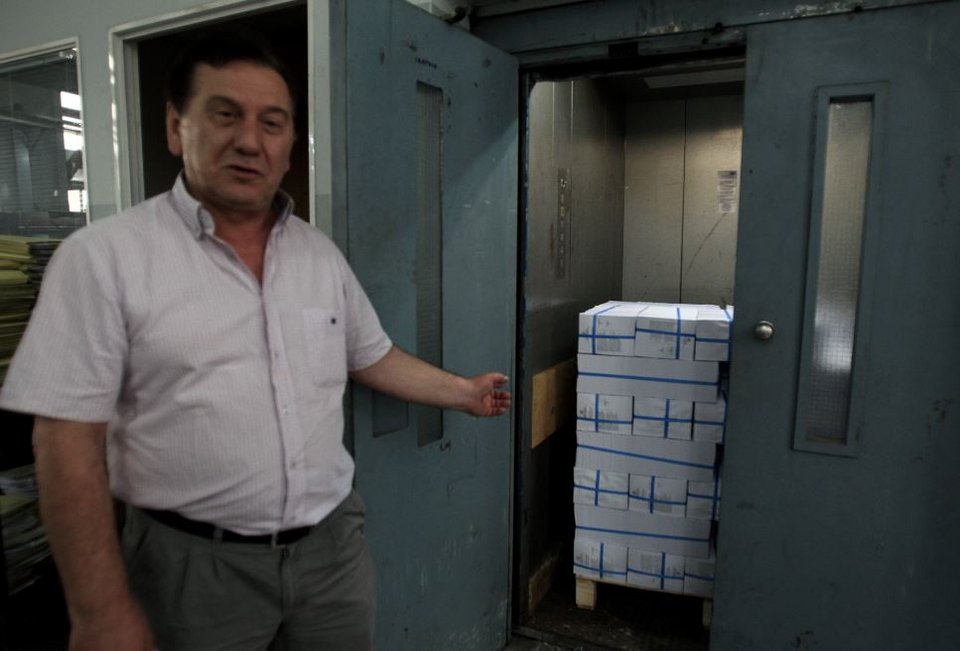 Δουλεύουν μέρα νύχτα στο Εθνικό Τυπογραφείο για να τυπώσουν τα ψηφοδέλτια του δημοψηφίσματος [εικόνες] | iefimerida.gr 2