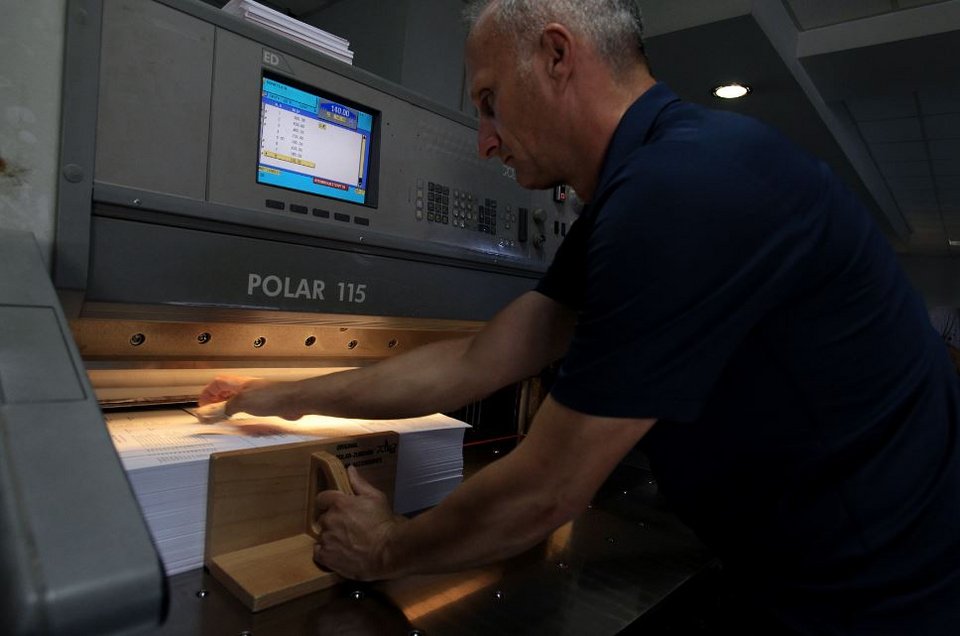 Δουλεύουν μέρα νύχτα στο Εθνικό Τυπογραφείο για να τυπώσουν τα ψηφοδέλτια του δημοψηφίσματος [εικόνες] | iefimerida.gr 0