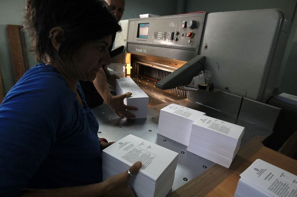 Δουλεύουν μέρα νύχτα στο Εθνικό Τυπογραφείο για να τυπώσουν τα ψηφοδέλτια του δημοψηφίσματος [εικόνες] | iefimerida.gr 1