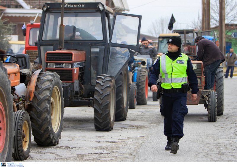 Οι αγρότες στους δρόμους: Εκλεισαν για 2 ώρες την Κορίνθου-Πατρών -Απίστευτη ταλαιπωρία και ουρές [εικόνες] | iefimerida.gr 8
