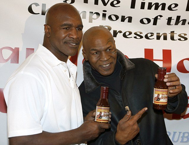 Αγκαλιά μετά από 16 χρόνια ο Μάικ Τάισον και ο Εβάντερ Χόλιφιλντ-Παρελθόν η δαγκωματιά [εικόνες]  | iefimerida.gr 0