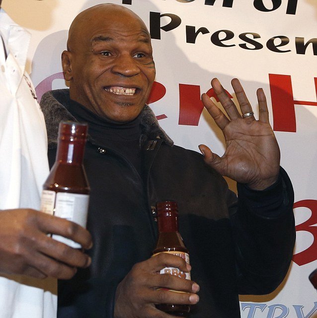 Αγκαλιά μετά από 16 χρόνια ο Μάικ Τάισον και ο Εβάντερ Χόλιφιλντ-Παρελθόν η δαγκωματιά [εικόνες]  | iefimerida.gr 1