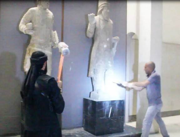 Βεβήλωση: Τζιχαντιστές του ISIS σπάνε με βαριοπούλες αγάλματα 3.000 ετών [εικόνες & βίντεο] | iefimerida.gr 0