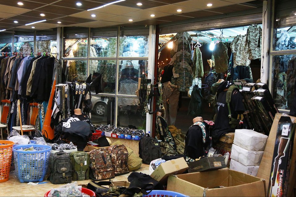 Η μακάβρια μπουτίκ τζιχαντιστών -Πουλά σπαθιά σαν αυτά με τα οποία εκτελούν ομήρους [εικόνες] | iefimerida.gr 0