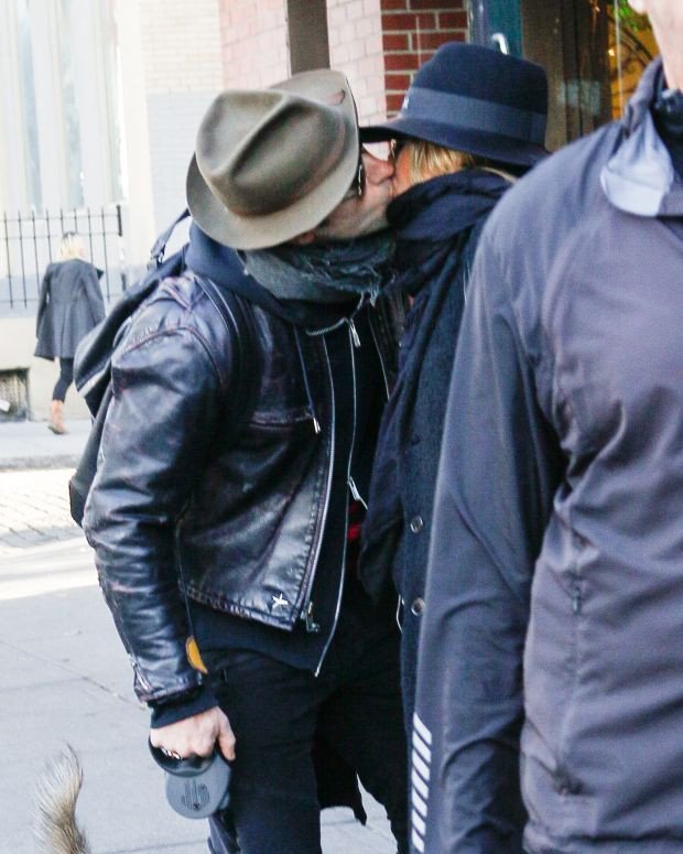 Aνιστον-Θερού: Καυτά φιλιά στη μέση του δρόμου [εικόνες]  | iefimerida.gr 0