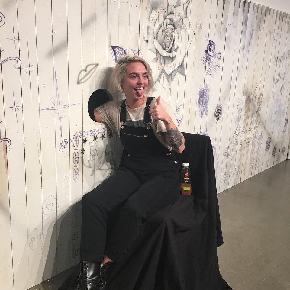 Τατουάζ έκπληξη από διάσημο καλλιτέχνη -Εβαλαν το χέρι τους σε τρύπα, δεν ήξεραν τι σχεδιάζει [εικόνες]  | iefimerida.gr 3