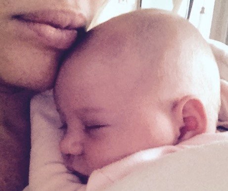 Τζένη Ιωακειμίδου: Εμφανίστηκε μετά από 5 χρόνια αγκαλιά με την νεογέννητη κόρη της [εικόνα]  | iefimerida.gr 0