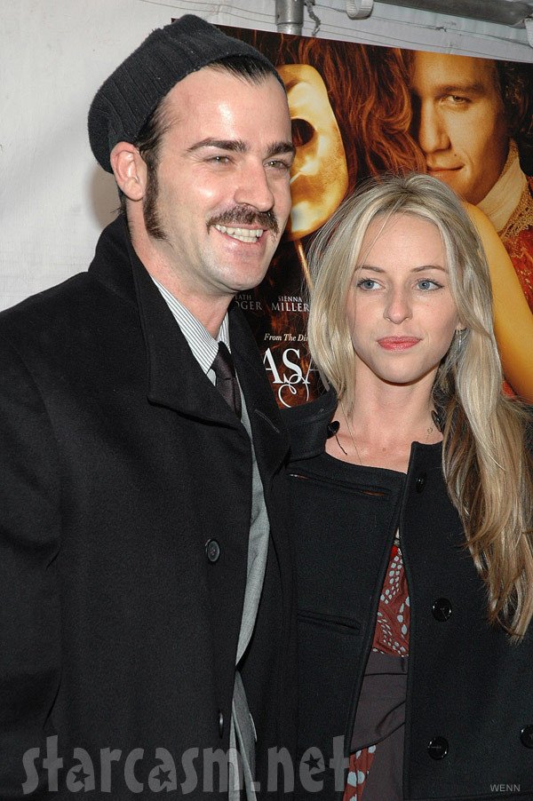 Εξαλλη η Ανιστον: Eπιασε στα πράσα τον άνδρα της να μιλά με την πρώην του [εικόνες]  | iefimerida.gr 0