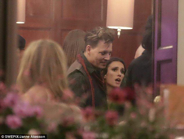 Στη Στοκχόλμη με μελαχρινή καλλονή ο Τζόνι Ντεπ [εικόνες]  | iefimerida.gr 1