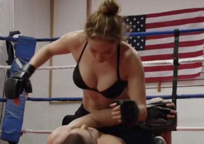 Τζένιφερ Λόπεζ: Σε ρινγκ φορώντας μόνο το σουτιέν της [εικόνες]  | iefimerida.gr 1