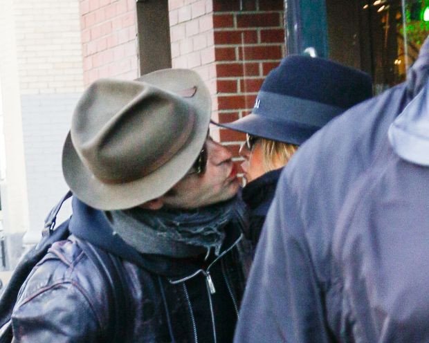 Aνιστον-Θερού: Καυτά φιλιά στη μέση του δρόμου [εικόνες]  | iefimerida.gr 1