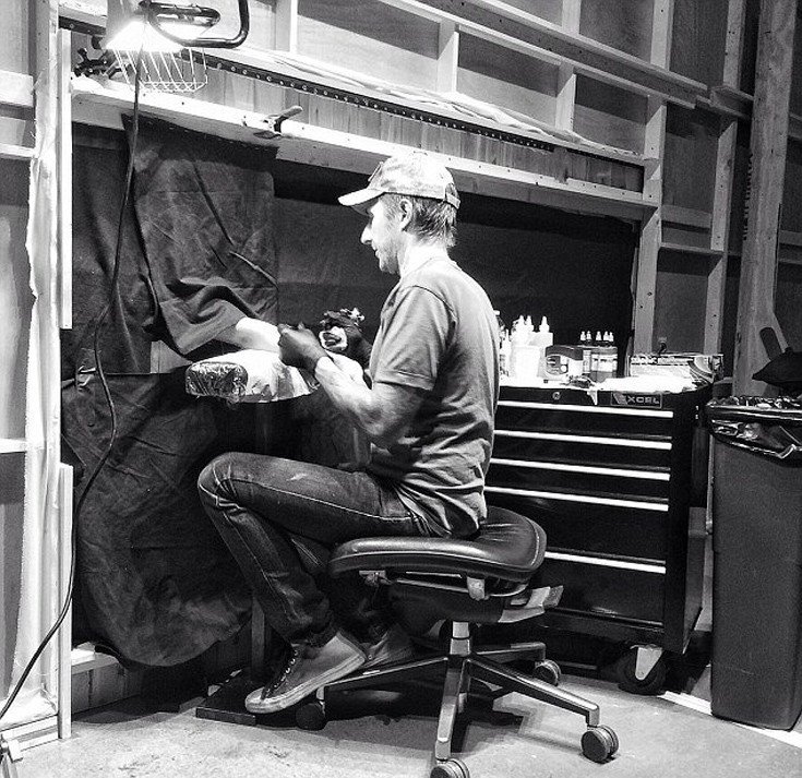 Τατουάζ έκπληξη από διάσημο καλλιτέχνη -Εβαλαν το χέρι τους σε τρύπα, δεν ήξεραν τι σχεδιάζει [εικόνες]  | iefimerida.gr 2