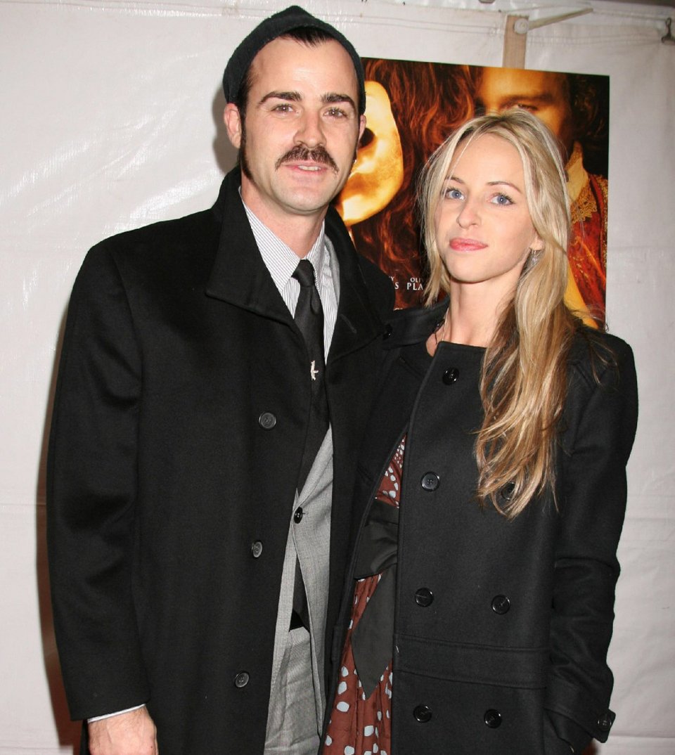 Εξαλλη η Ανιστον: Eπιασε στα πράσα τον άνδρα της να μιλά με την πρώην του [εικόνες]  | iefimerida.gr 1