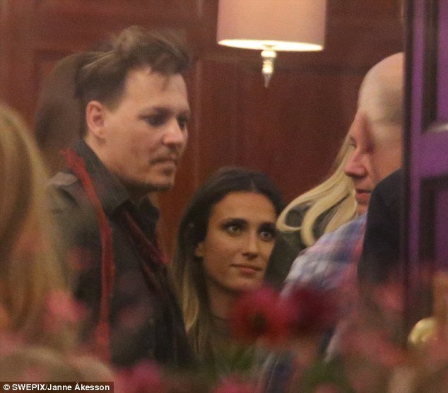 Στη Στοκχόλμη με μελαχρινή καλλονή ο Τζόνι Ντεπ [εικόνες]  | iefimerida.gr 0