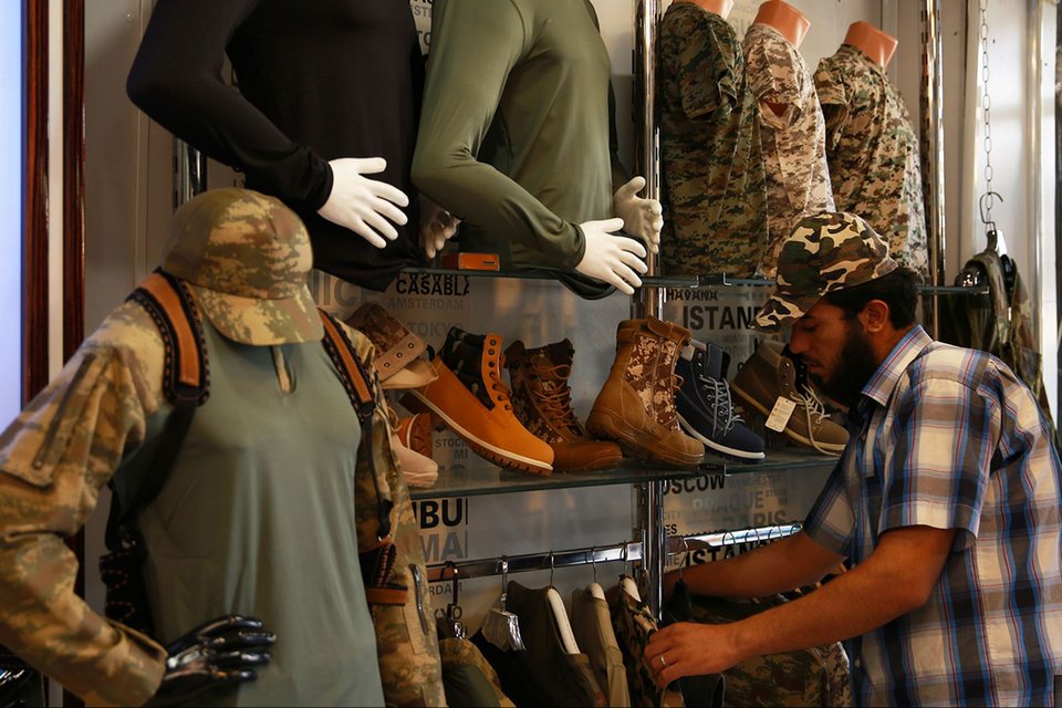 Η μακάβρια μπουτίκ τζιχαντιστών -Πουλά σπαθιά σαν αυτά με τα οποία εκτελούν ομήρους [εικόνες] | iefimerida.gr 1