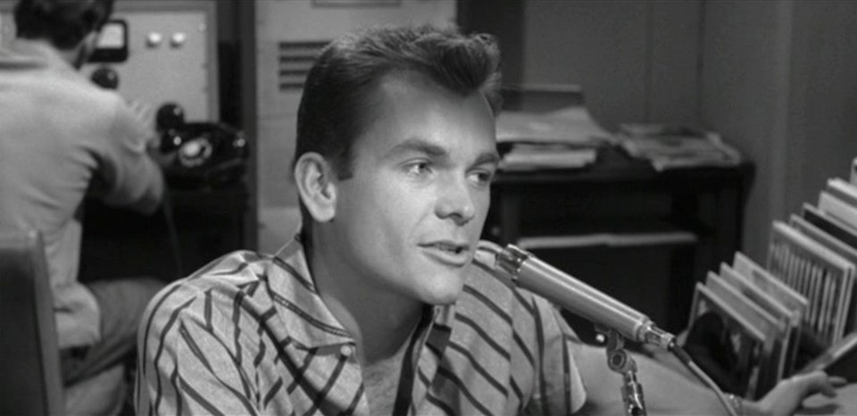 Ντιν Τζόουνς: Πέθανε ο πρωταγωνιστής της ταινίας «Κατσαριδάκι, αγάπη μου» [εικόνες]  | iefimerida.gr 0