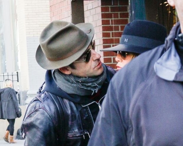 Aνιστον-Θερού: Καυτά φιλιά στη μέση του δρόμου [εικόνες]  | iefimerida.gr 2