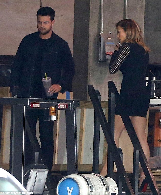 Τζένιφερ Λόπεζ: Αναστάτωσε το πλατό με το σέξι στενό φόρεμα της [εικόνες]  | iefimerida.gr 2