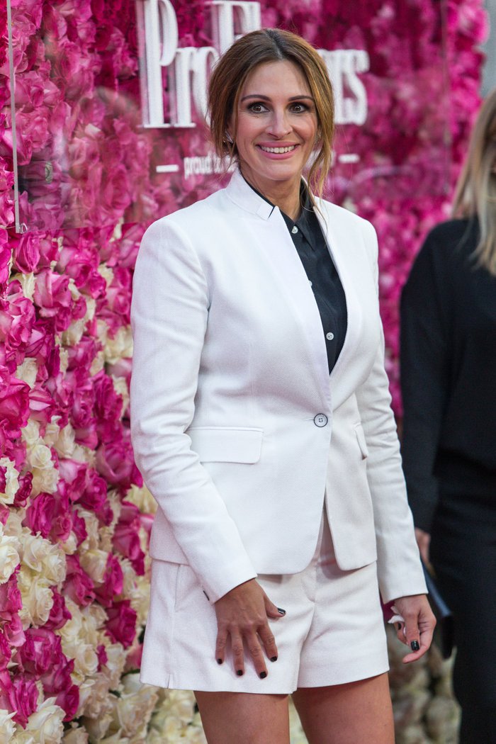 Τζούλια Ρόμπερτς με λευκό σορτς -Λαμπάδα το κορμί της 48χρονης [εικόνες]  | iefimerida.gr 2