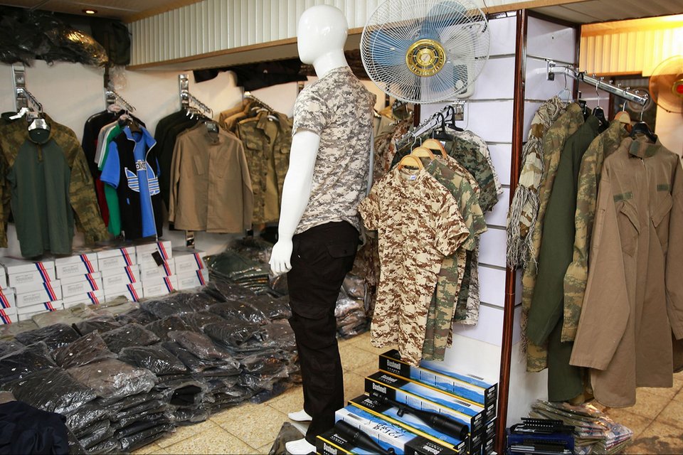 Η μακάβρια μπουτίκ τζιχαντιστών -Πουλά σπαθιά σαν αυτά με τα οποία εκτελούν ομήρους [εικόνες] | iefimerida.gr 2