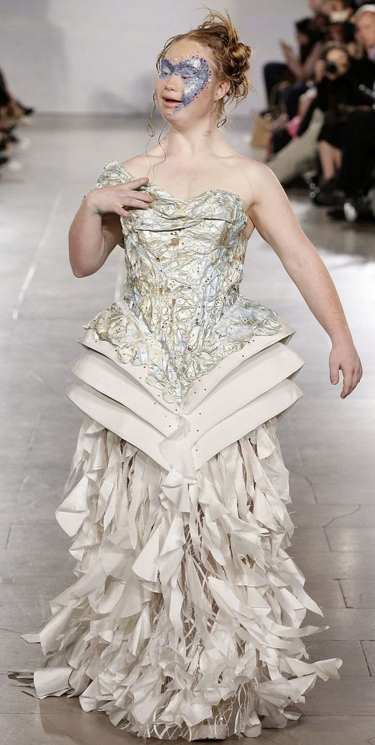 Η ξεχωριστή Μαντλίν: Η 18χρονη με το σύνδρομο Ντάουν περπάτησε σε πασαρέλα [εικόνες]  | iefimerida.gr 3