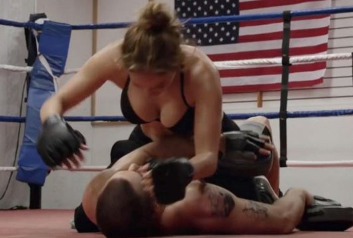 Τζένιφερ Λόπεζ: Σε ρινγκ φορώντας μόνο το σουτιέν της [εικόνες]  | iefimerida.gr 2