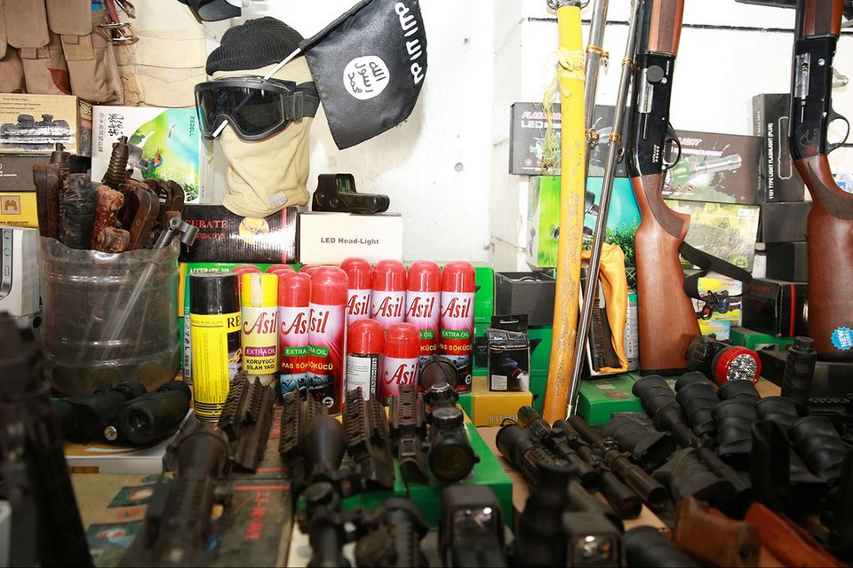 Η μακάβρια μπουτίκ τζιχαντιστών -Πουλά σπαθιά σαν αυτά με τα οποία εκτελούν ομήρους [εικόνες] | iefimerida.gr 3