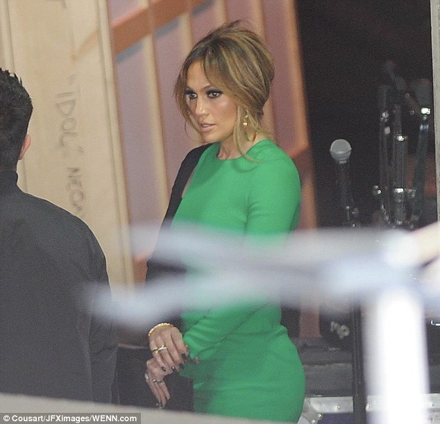 Τζένιφερ Λόπεζ: Με σούπερ μίνι φόρεμα στα American Idol's [εικόνες]  | iefimerida.gr 3