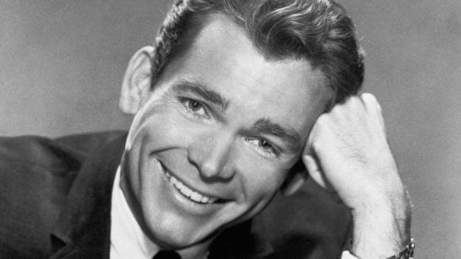 Ντιν Τζόουνς: Πέθανε ο πρωταγωνιστής της ταινίας «Κατσαριδάκι, αγάπη μου» [εικόνες]  | iefimerida.gr 1