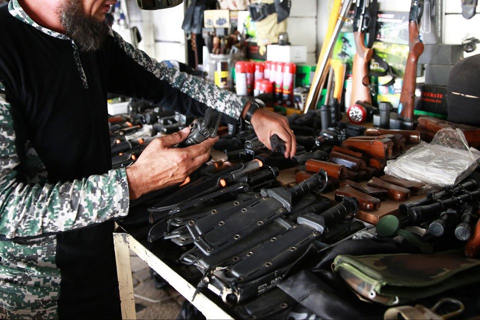 Η μακάβρια μπουτίκ τζιχαντιστών -Πουλά σπαθιά σαν αυτά με τα οποία εκτελούν ομήρους [εικόνες] | iefimerida.gr 4