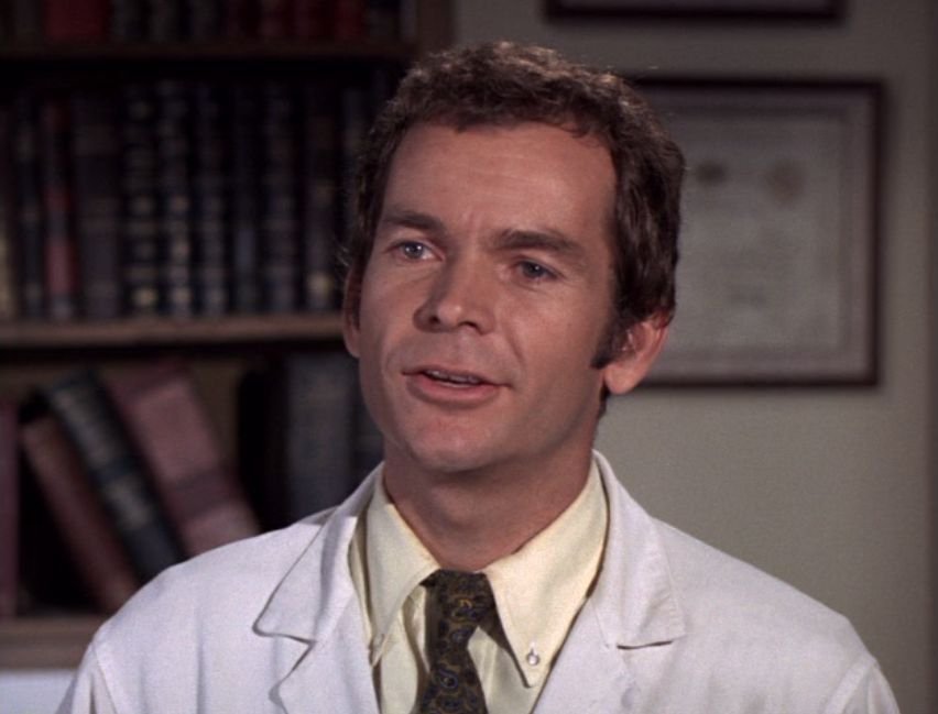 Ντιν Τζόουνς: Πέθανε ο πρωταγωνιστής της ταινίας «Κατσαριδάκι, αγάπη μου» [εικόνες]  | iefimerida.gr 5