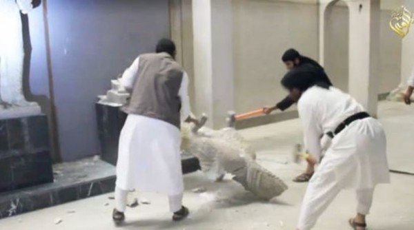 Βεβήλωση: Τζιχαντιστές του ISIS σπάνε με βαριοπούλες αγάλματα 3.000 ετών [εικόνες & βίντεο] | iefimerida.gr 1
